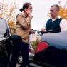 Frau und Mann neben Autos