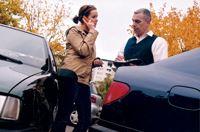 Frau und Mann neben Autos Frau und Mann neben Autos