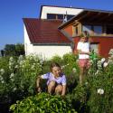 Haus mit Garten und Kinder