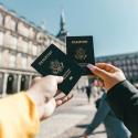 Anonyme Touristen, Die An Einem Sonnigen Tag Us Pässe Auf Der Straße Zeigen