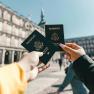 Anonyme Touristen, Die An Einem Sonnigen Tag Us Pässe Auf Der Straße Zeigen